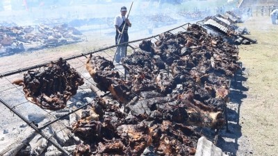 Uruguay: el asado con cuero más grande del mundo