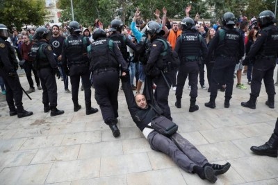 Enfrentamientos en Cataluña causan más de 300 heridos