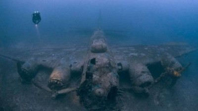 Imágenes de navíos y aviones de guerra en el fondo del océano